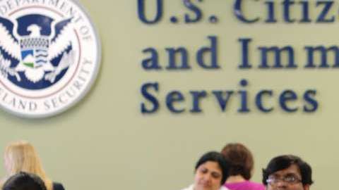 USCIS defiende el pago de servicios, ya que representa el 95% de sus recursos.