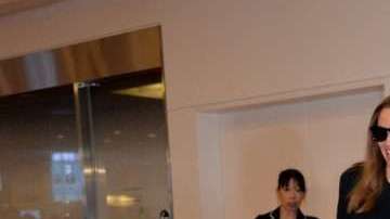 Brad Pitt y Angelina Jolie con sus hijos.