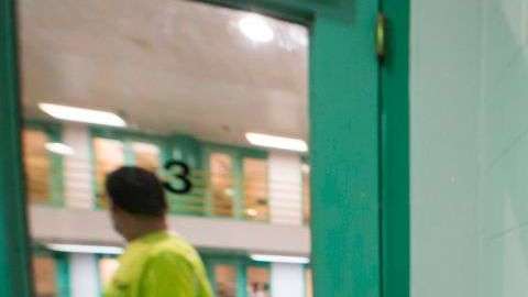 Los miembros LGBTQ son más propensos a agresiones sexuales en centros de reclusión.