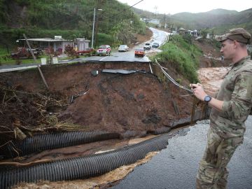 Los pobladores de la isla sigue padeciendo el devastador paso del huracán María
