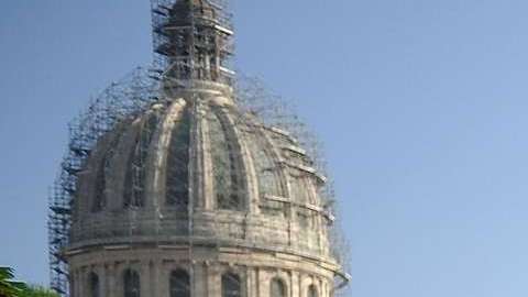 El presidente Trump implementó restricciones a Cuba.