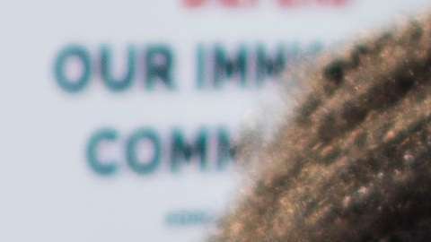 Activistas piden al gobierno mantener el permiso a los salvadoreños.