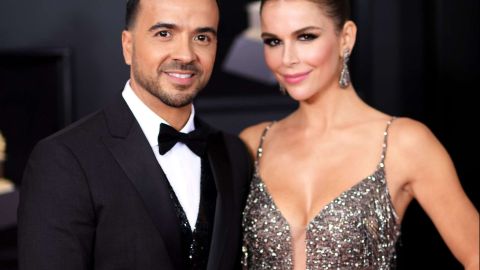 Luis Fonsi junto a su esposaÁgueda López.