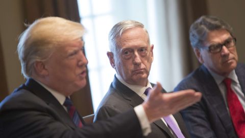 El general Jim Mattis es señalado por referirse al presidente Trump como alguien "de quinto grado".