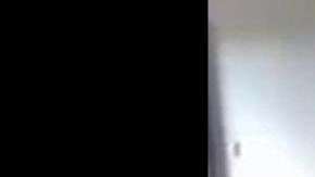 El joven comenzó a agredir a su compañera.