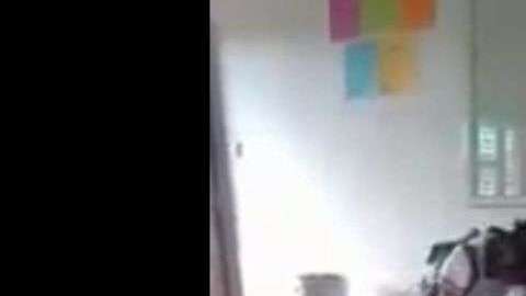 El joven comenzó a agredir a su compañera.