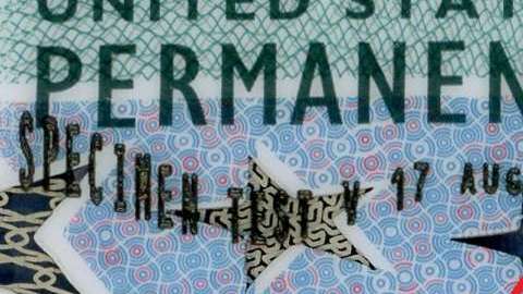 Un inmigrante puede perder su "green card" si comete delitos.