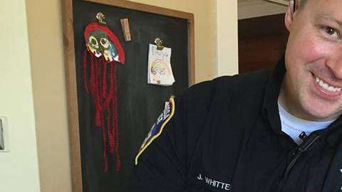 El oficial de policía con el bebé que acaba de adoptar.