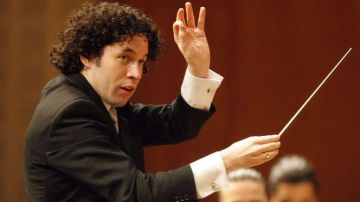 Es el director de la centenaria Orquesta Filarmónica de Los Ángeles