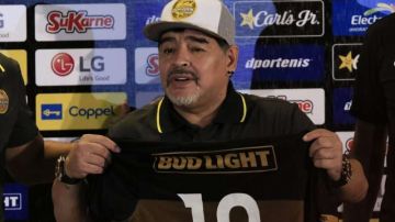 Diego Armando Maradona, durante su presentación como DT de Dorados de Sinaloa. (Foto: Imago7/Roberto Armenta)