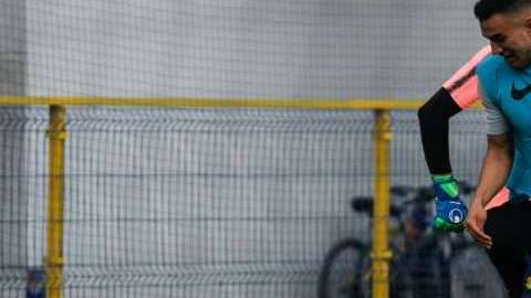 Agustín Marchesín patea a Arturo Sánchez, durante el entrenamiento del América. (Foto: Imago7/Rafael Vadillo)