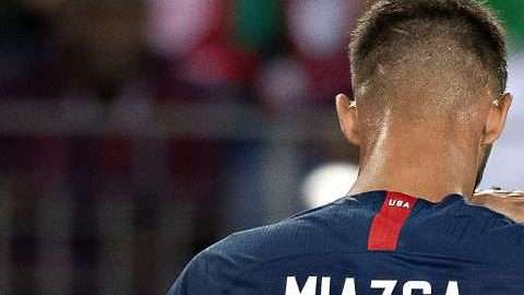 El mexicano Lainez (casi fuera de cuadro) fue minimizado por el estadounidense Matt Miazga. (Foto: Imago7/Etzel Espinosa)