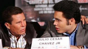 Julio César Chávez Jr. y su legendario padre. (Foto: Chris Farina / Top Rank)
