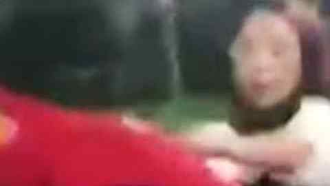 El presunto infiel trata de escapar de la furia de su novia,.