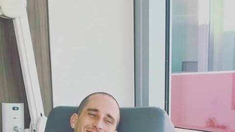 Jake, aquejado de Linfoma se somete a quimioterapia.