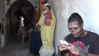 El joven no titubeó en recurrir a cirugías para cambiar su apariencia.