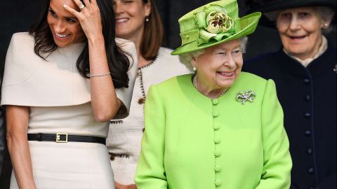 La duquesa de Sussex junto a la reina Isabel II.