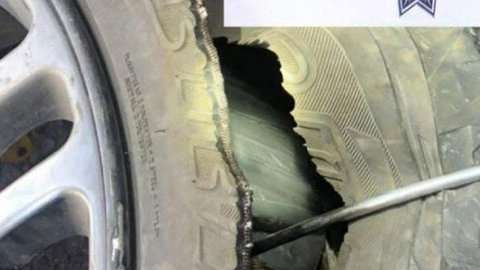 La droga estaba escondida entre las llantas.