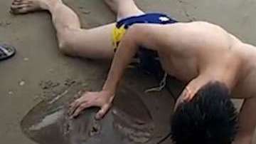 Los bomberos, finalmente, lograron liberar al hombre de la mantarraya.