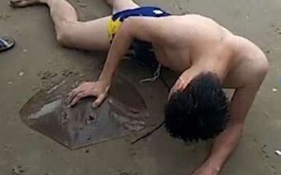 Los bomberos, finalmente, lograron liberar al hombre de la mantarraya.