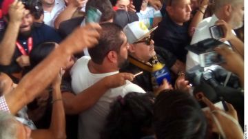 Diego Armando Maradona fue recibido por una multitud en el aeropuerto de Culicán