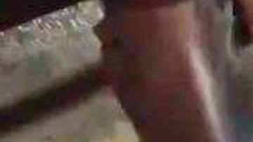 Un jugador de fútbol universitario le regala sus zapatillas a un homeless .