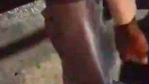 Un jugador de fútbol universitario le regala sus zapatillas a un homeless .