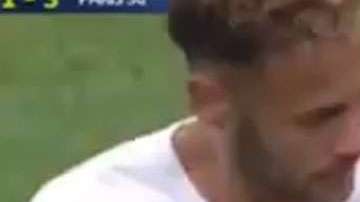 Neymar Jr. cobijó a un chico invasor.