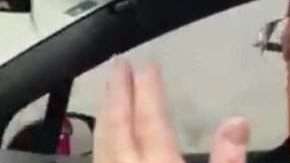 El rostro de Miguel Herrera tras pegarle a su costoso auto con una banqueta.