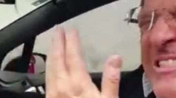 El rostro de Miguel Herrera tras pegarle a su costoso auto con una banqueta.