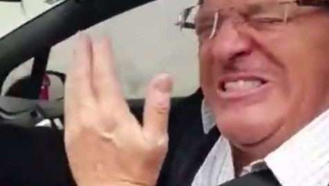 El rostro de Miguel Herrera tras pegarle a su costoso auto con una banqueta.