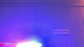 Oficiales de policía corren con un bebé al hospital para salvarle la vida.