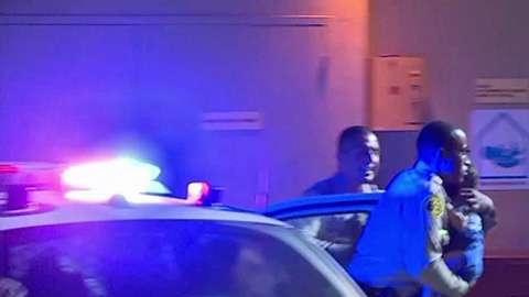 Oficiales de policía corren con un bebé al hospital para salvarle la vida.