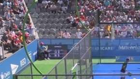 Paquito Navarro se estrelló contra uno de los cristales y sufrió varias cortaduras