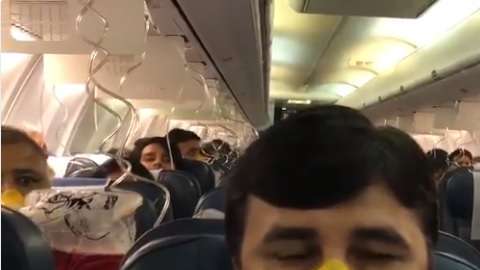 Los pasajeros tuvieron que usar las mascarillas de oxígeno.