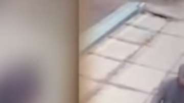 El hombre se detuvo en una tienda de dulces antes de llevarse al menor a su casa.