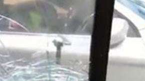 Una mujer ataque violentamente a un autobús.