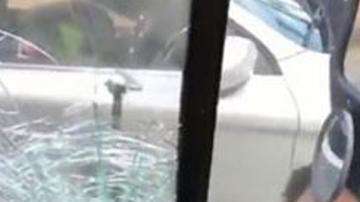 Una mujer ataque violentamente a un autobús.