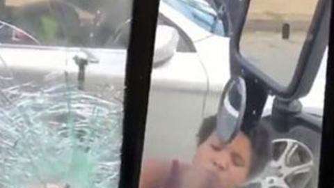 Una mujer ataque violentamente a un autobús.