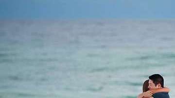 Misteriosa pareja se promete y sus fotos se hacen virales en Facebook.