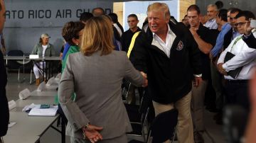 Trump saludando a la alcaldesa Carmen Yulín Cruz, al visitar la isla en octubre 2017