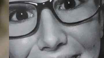 Rivera habla con su abogado en corte. A la izquierda, imagen de archivo de Tibbetts.