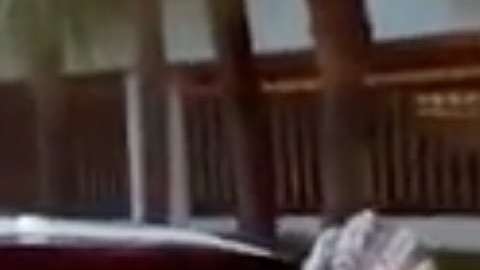 Un hombre pide ayuda a la policía para pedirle a su novia matrimonio.