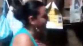 Una madre le canta a su hija en la fiesta de quinceañera.