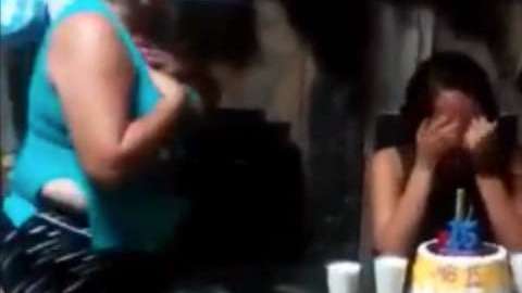 Una madre le canta a su hija en la fiesta de quinceañera.