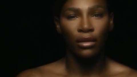 Serena Williams canta 'I Touch myself' con el torso desnudo por una gran causa.