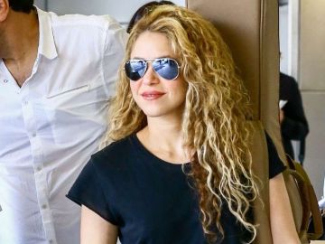 Shakira sin ropa interior al estilo de Jennifer López y Kendall Jenner - La  Raza