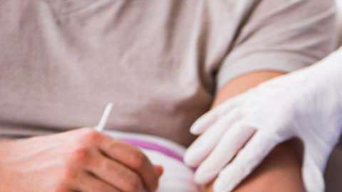 Las transfusiones de plasma joven son costosas.