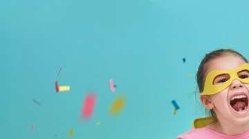 La presión social puede ocasionar un estrés adicional a las niñas, las jóvenes y las mujeres que no cumplen con algunas expectativas.