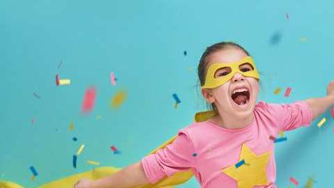 La presión social puede ocasionar un estrés adicional a las niñas, las jóvenes y las mujeres que no cumplen con algunas expectativas.